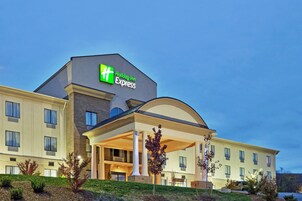 Un hotel Holiday Inn Express con entrada cubierta y varias ventanas.
