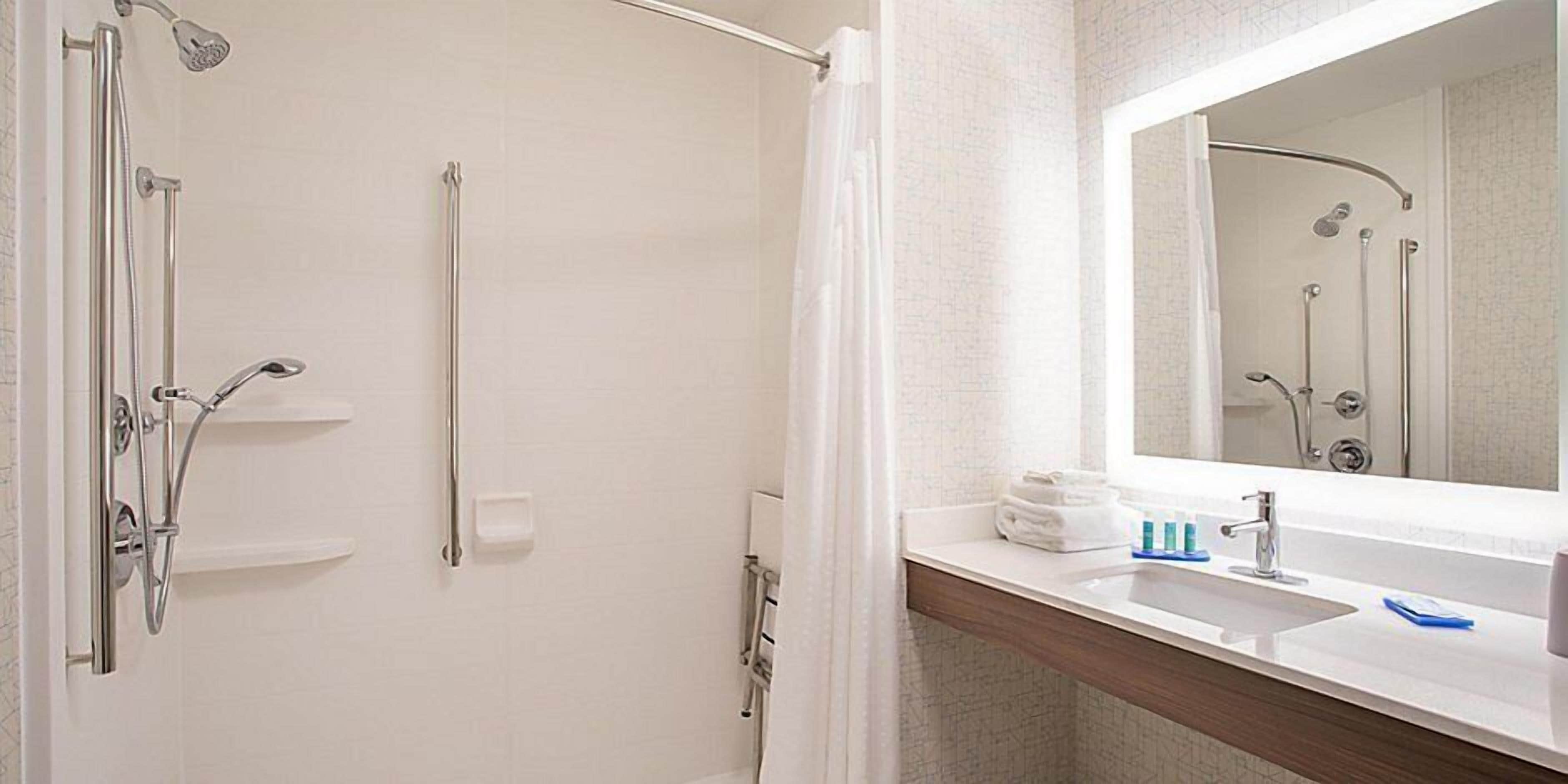 standard room, 1 king bed, accessible (communications, roll-in shower) | bathroom | hair dryer, towels