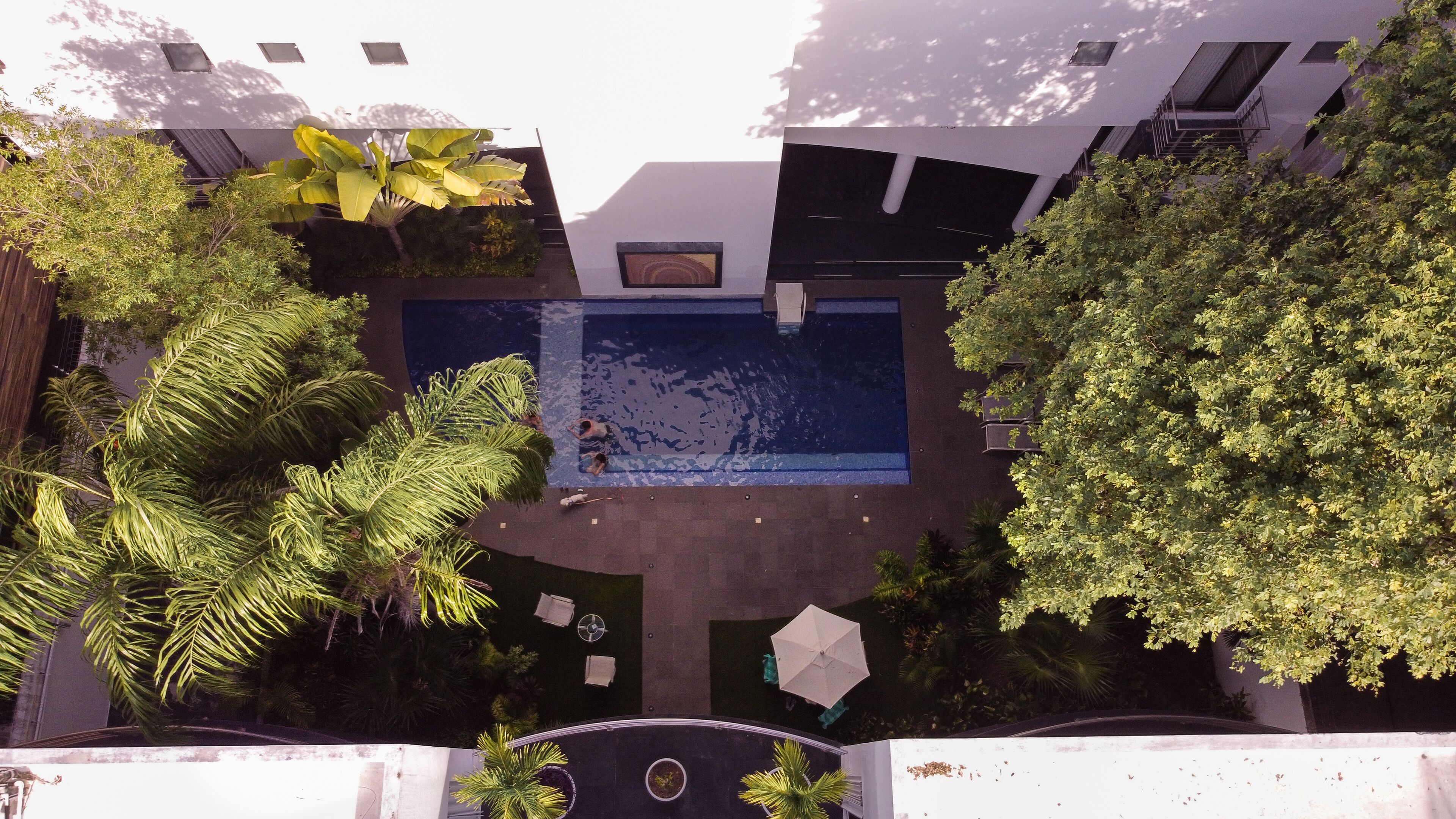 2 outdoor pools, open 9 am to 10:00 pm, pool loungers