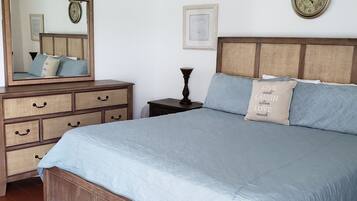 Suíte, 1 quarto, vista para a praia | 1 quarto, roupas de cama premium, individualmente decorados