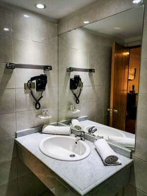 标准单人房 | 浴室 | 淋浴/盆浴组合、吹风机、毛巾
