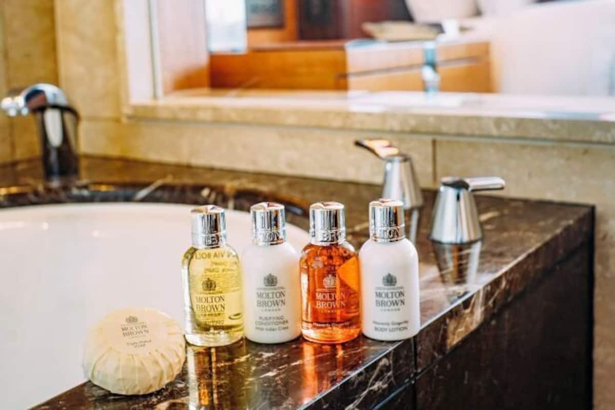 Suihkun ja ammeen yhdistelmÀ, designer-hygieniatuotteet, hiustenkuivaaja