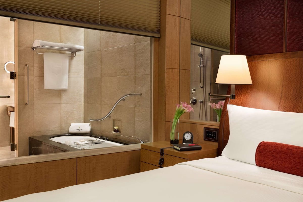 Suihkun ja ammeen yhdistelmÀ, designer-hygieniatuotteet, hiustenkuivaaja