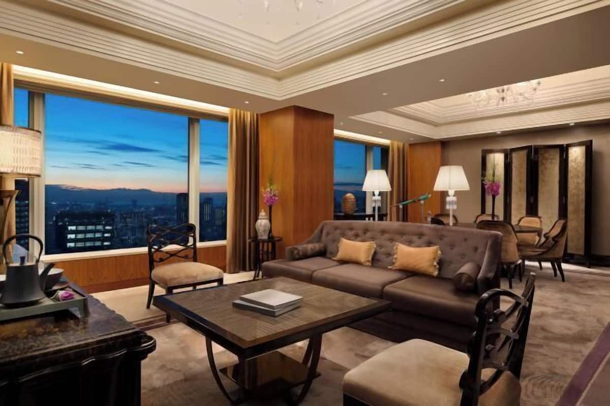 Oleskelualue | Taulutelevisio, DVD-soitin, iPod-telakointiasema, leluja