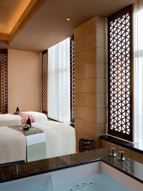 Couples treatment rooms, sauna, hot tub, steam room, body treatments