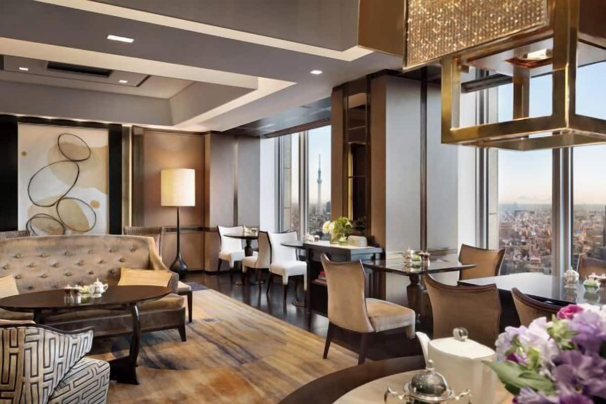 2 ravintolaa, joissa tarjoillaan aamiainen; kansainvÀlinen keittiö