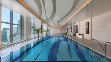 Alberca techada y salvavidas en la propiedad