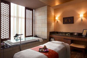 Salas de tratamientos para parejas, sauna, bañera de hidromasaje 