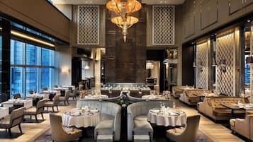 2 restaurantes, se sirven desayunos, comidas y cocina internacional