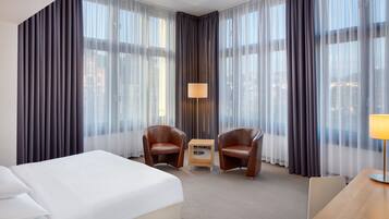 Habitación superior con 1 cama matrimonial o 2 individuales | Minibar, caja de seguridad en la habitación y escritorio