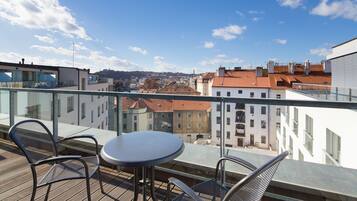 Minibar, pengeskab på værelset, skrivebord