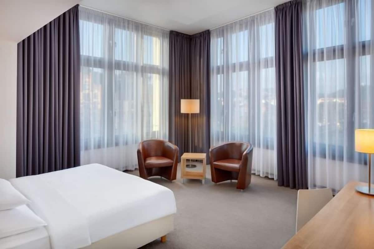 1 chambre, minibar, coffres-forts dans les chambres, bureau