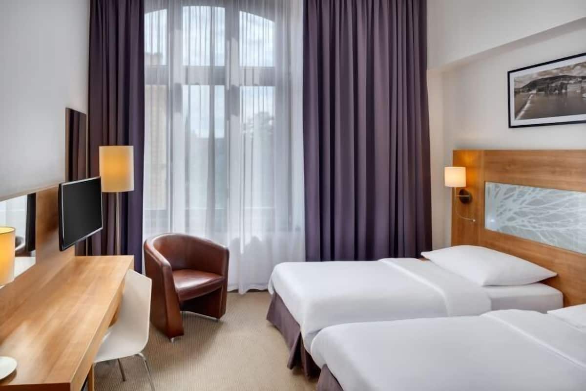 1 chambre, minibar, coffres-forts dans les chambres, bureau