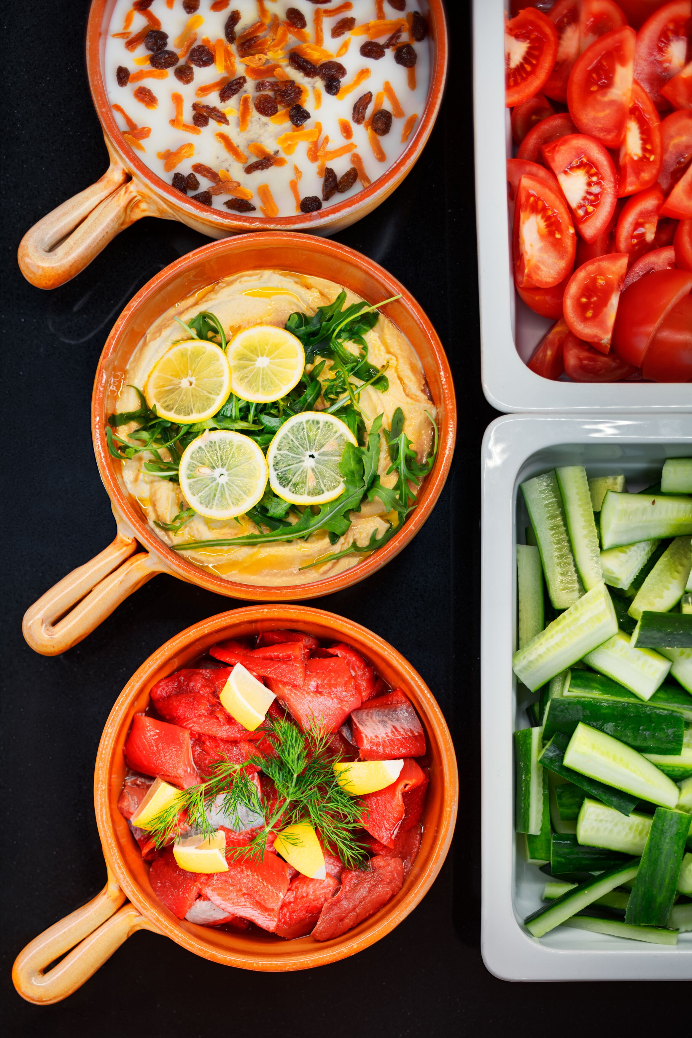 Tres recipientes con distintos ingredientes.