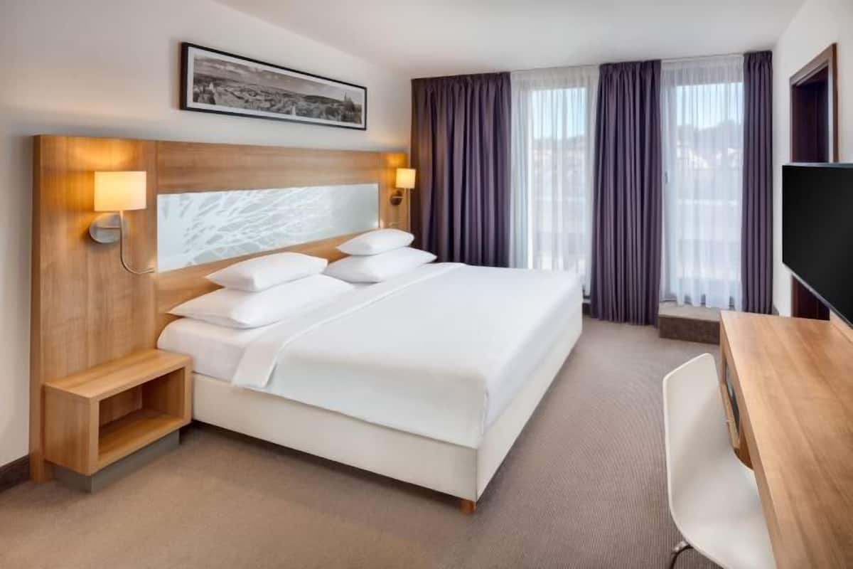 1 chambre, minibar, coffres-forts dans les chambres, bureau