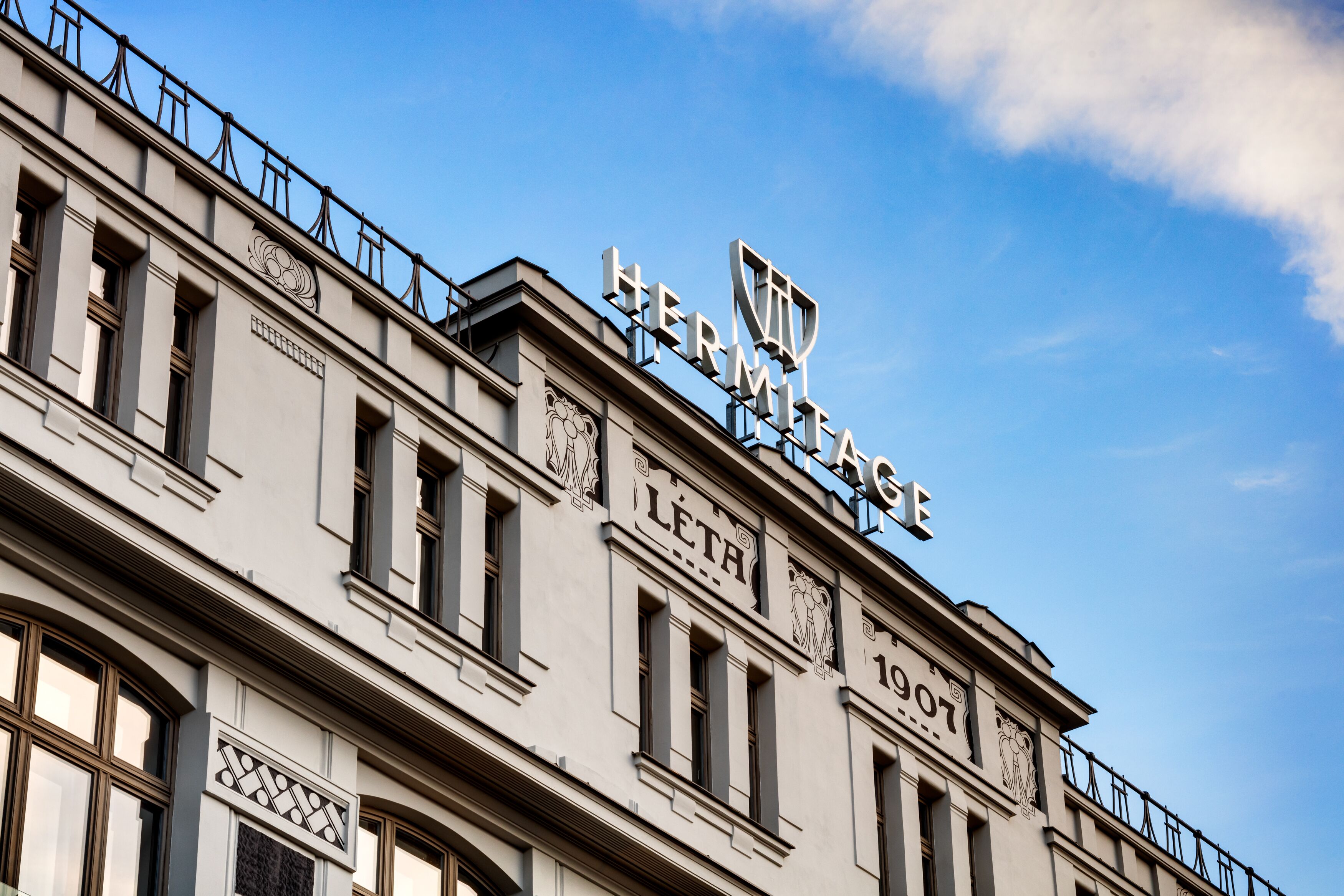 A building with the sign "Hermitage" and the year "1907" on its facade.