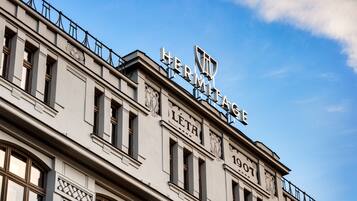 A building with the sign "Hermitage" and the year "1907" on its facade.