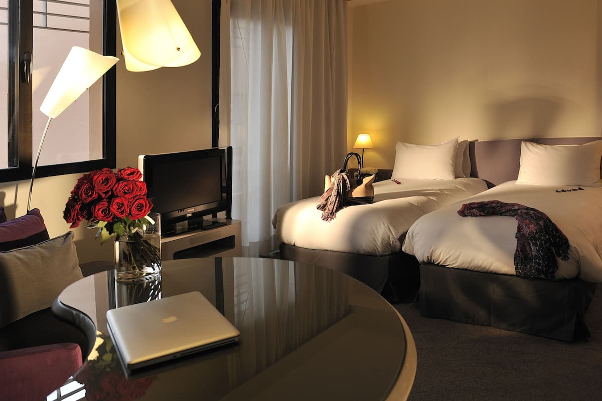 Superior-Zweibettzimmer, Mehrere Betten | Hochwertige Bettwaren, Zimmersafe, Schreibtisch, schallisolierte Zimmer