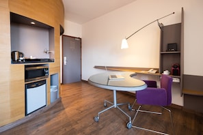 Hochwertige Bettwaren, Zimmersafe, Schreibtisch, schallisolierte Zimmer