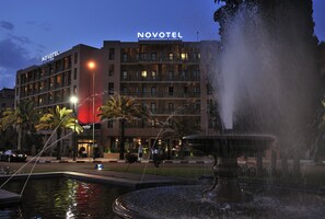 A Novotel hotel with a fountain and palm trees. - Novotel Marrakech Hivernage (Marrakech)