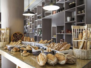 Se ofrece un desayuno bufé todos los días (por un coste adicional)