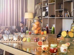 Desayuno buffet diario (MAD 120 por persona)