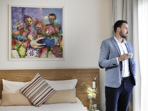 Ropa de cama de alta calidad y caja de seguridad en la habitación 