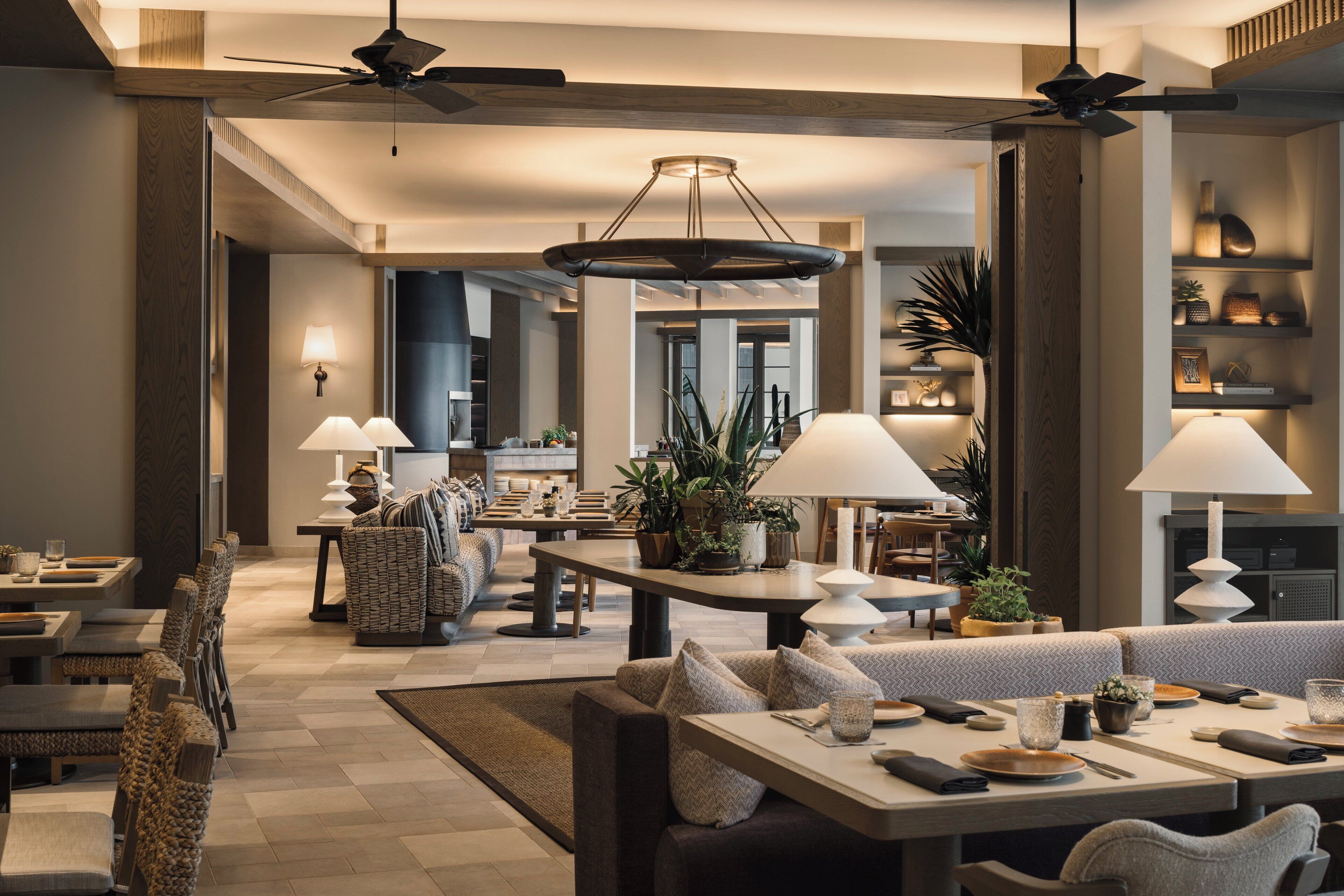 2 من المطاعم، حيث تُقدم وجبات الإفطار، الغداء، العشاء، الأطباق الإيطالية