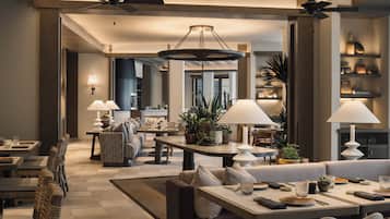 2 restauranter, frokost, lunsj og middag serveres, italienske retter