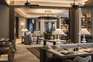 2 restaurantes; se sirve desayuno, almuerzo y cena; cocina italiana