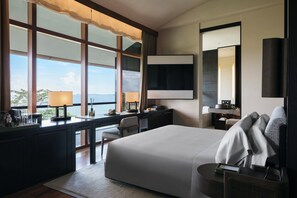 Sentosa Suite | Frette Italian sheets, premium bedding, minibar, in-room safe - Capella Singapore (Singapore)