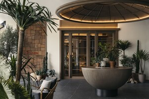 2 restaurantes; se sirve desayuno, almuerzo y cena; cocina italiana