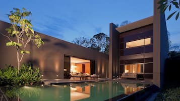 Contemporary Manor | Exterior