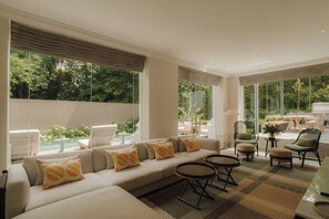 Colonial Manor | Living area | Plasma TV, DVD player, iPod dock - Capella Singapore (Singapore)