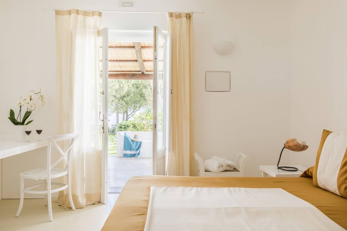 Classic Double Room, Garden View | Minibar (some free items), in-room safe, WiFi (free)