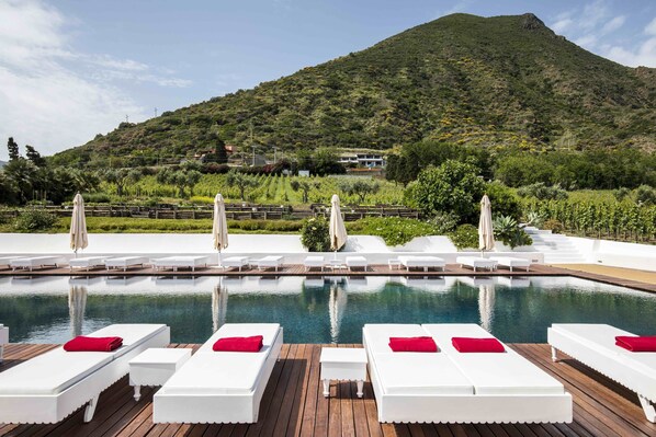 Piscine extérieure, chaises longues