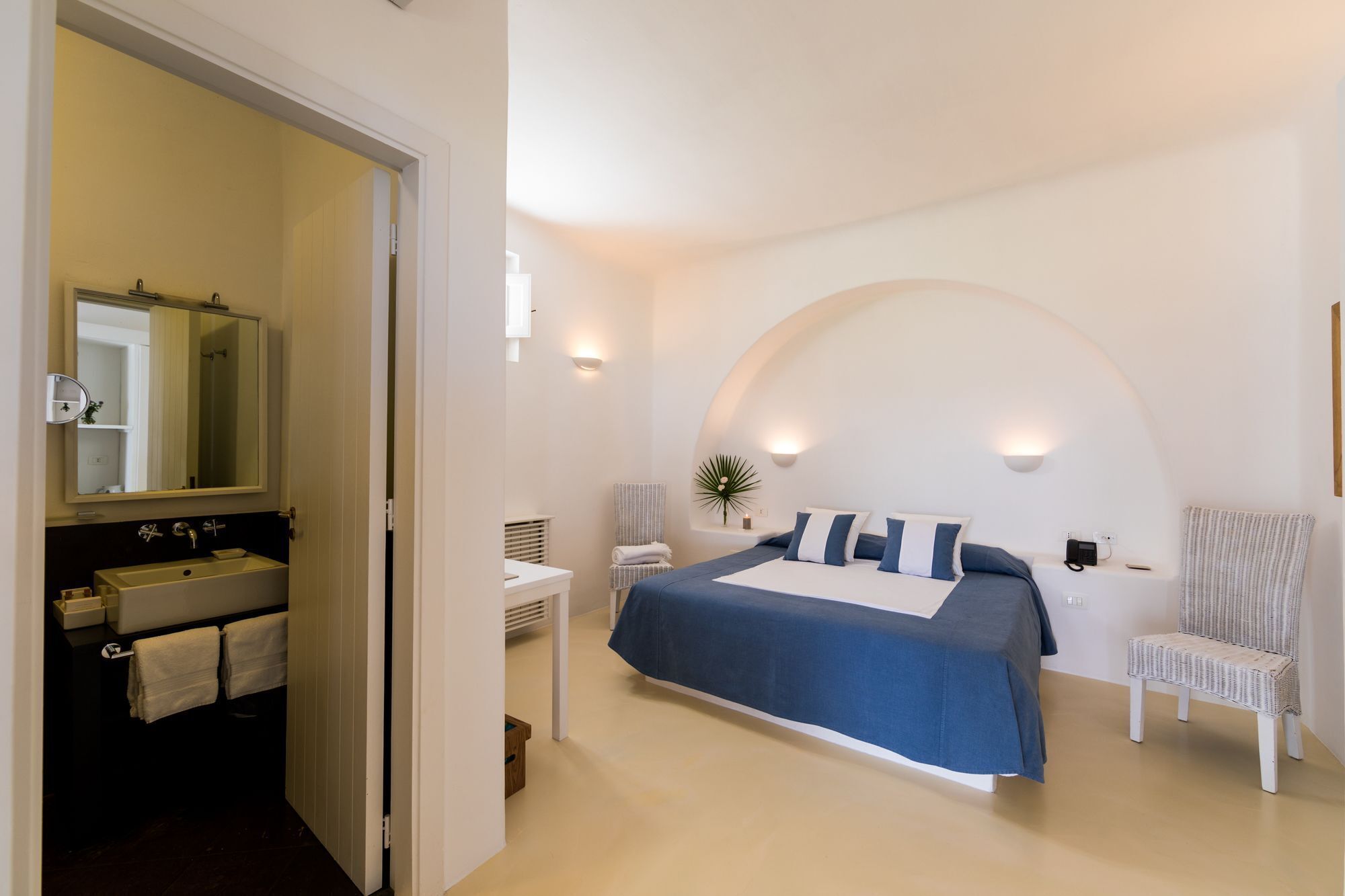 Mini-bar avec articles gratuits, coffres-forts dans les chambres