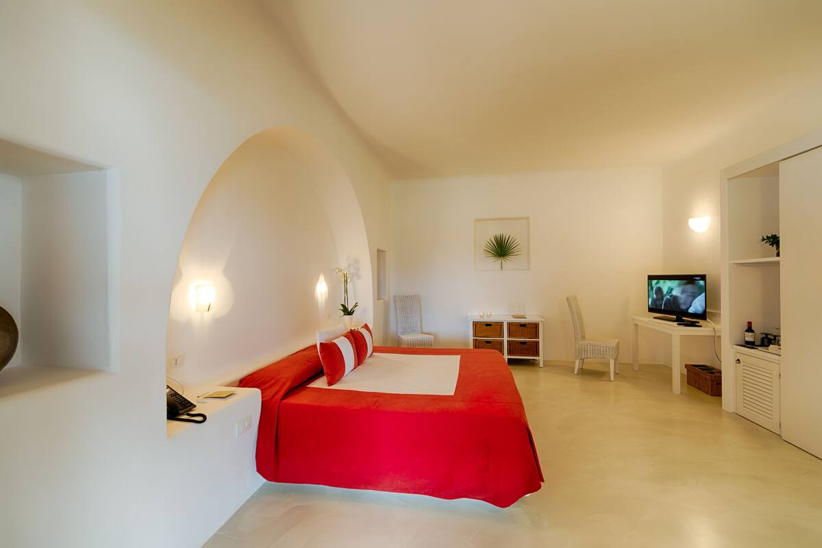Minibar (some free items), in-room safe, WiFi (free)