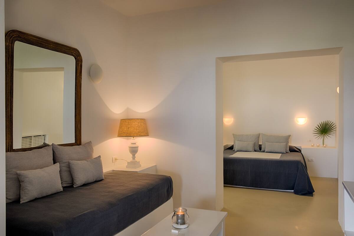 Junior suite | Een minibar met enkele gratis items, een kluis op de kamer, gratis wifi