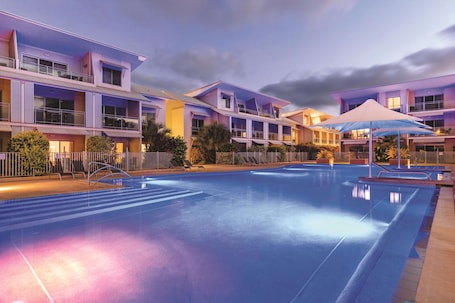 2 室外游泳池,日光浴躺椅