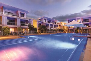 2 piscinas al aire libre, sillones reclinables de piscina