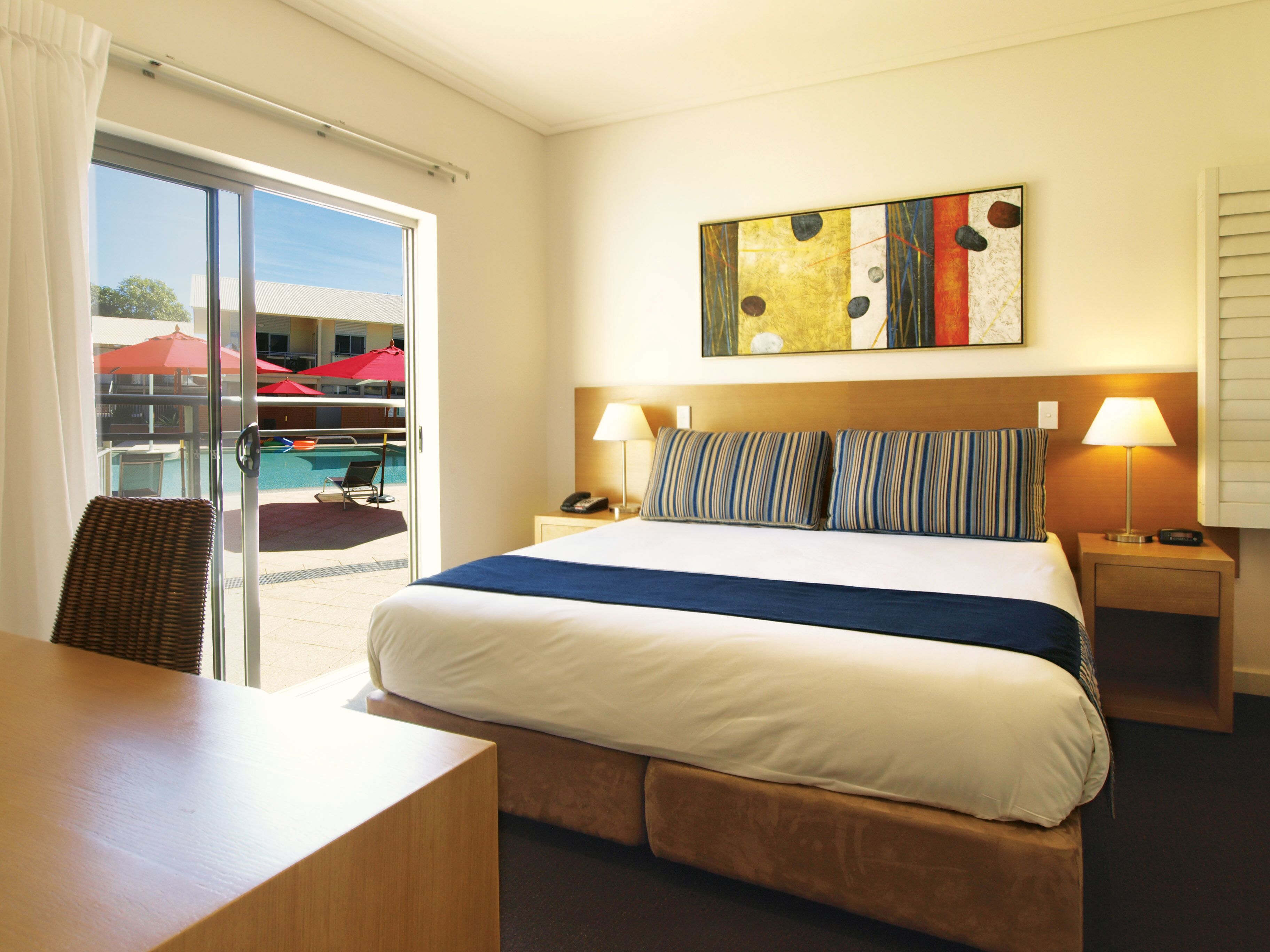 Roupas de cama premium, camas com colchões pillow-top, escrivaninha