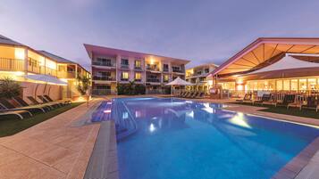 2 kolam renang outdoor, dengan kursi berjemur