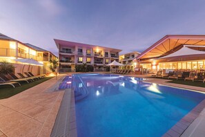 2 piscines extérieures, chaises longues