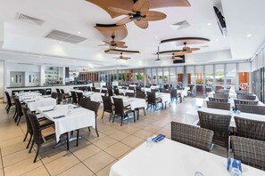 Petit déjeuner et dîner servis sur place