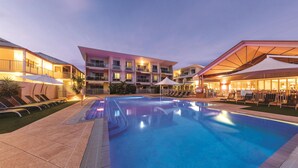 2 outdoor pools, sun loungers - Oaks Broome Hotel (Broome)