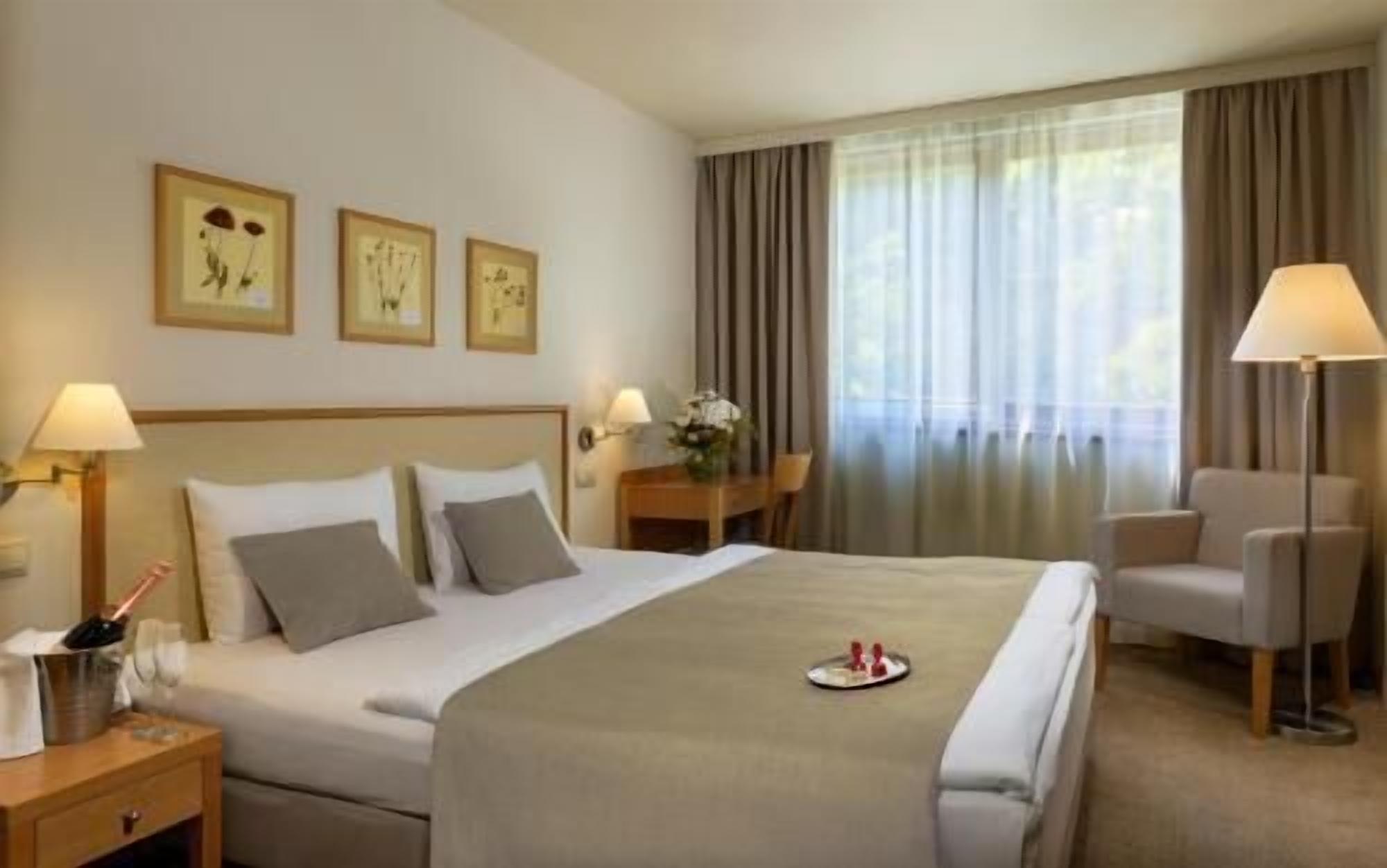 Premium bedding, in-room safe, individually furnished, desk