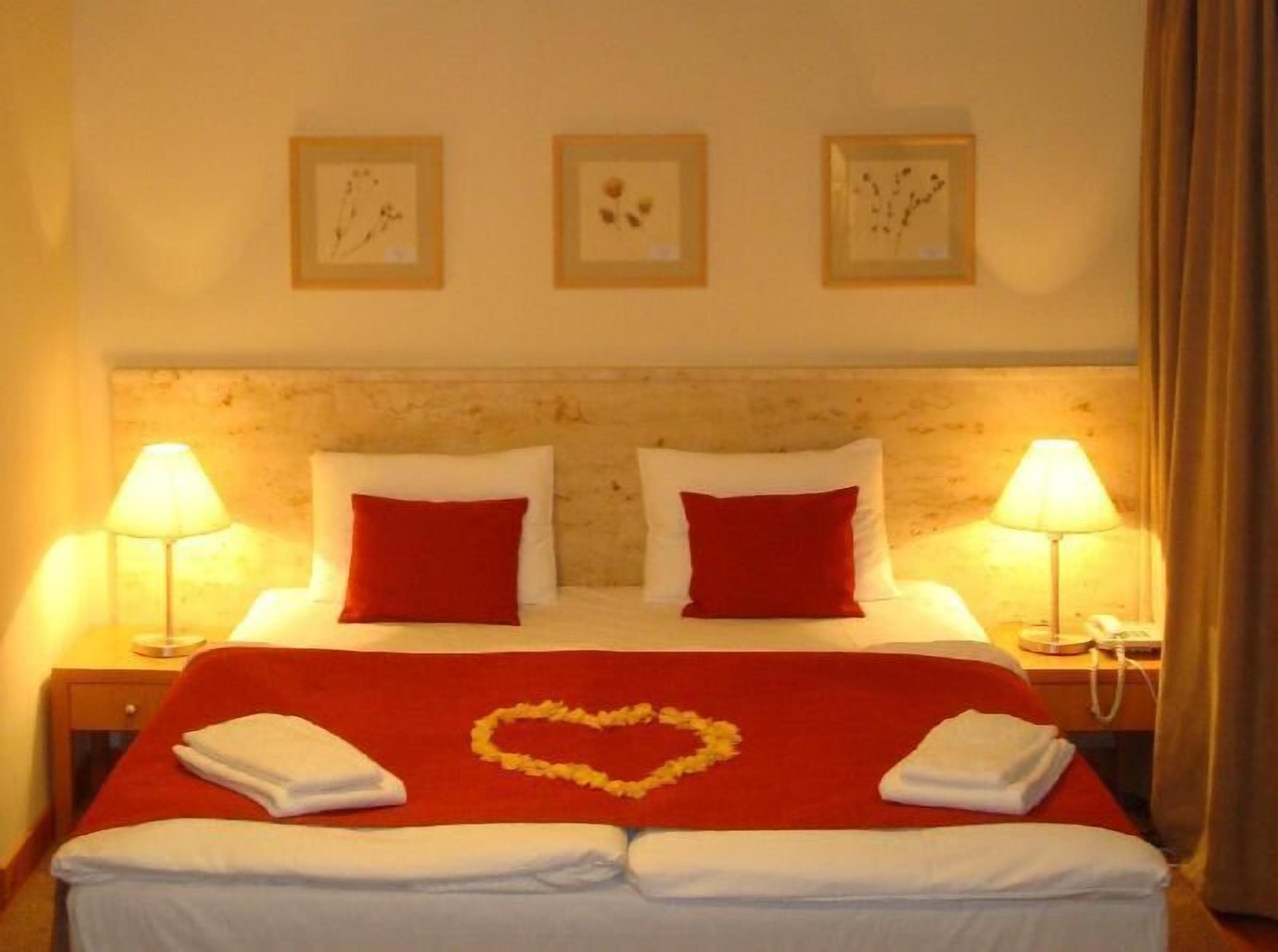Premium bedding, in-room safe, individually furnished, desk