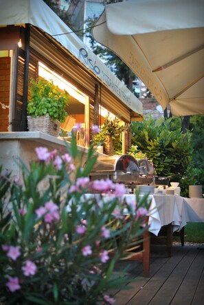 Serveert ontbijt, lunch en diner