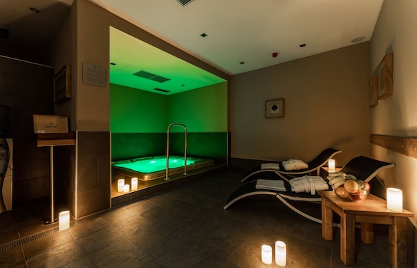 Indoor spa tub
